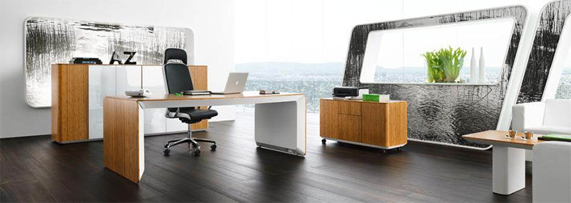 Komplet mebli gabinetowych w stylu minimalistycznym łączący gładkie, błyszczące powierzchnie z elementami drewna.