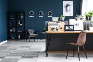 Pokój biurowy w mieszkaniu z biurkiem w nowoczesnym stylu